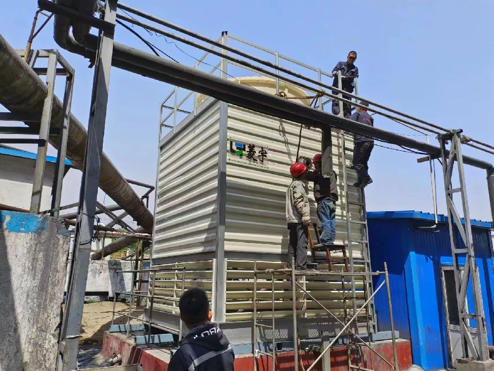 山西长治菱宇LYN--200T玻璃钢风筒方形逆流式钣金冷却塔吊装到位 山西长治菱宇LYN--200T玻璃钢风筒方形逆流式钣金冷却塔吊装到位