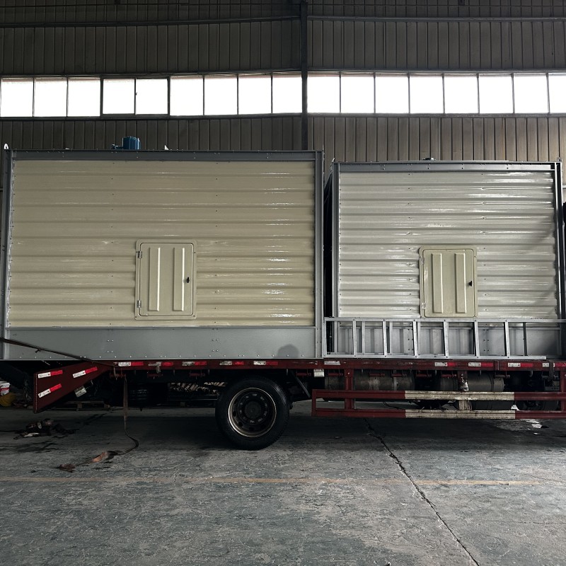 合肥菱宇两台方形横流式钣金冷却塔在雨天整塔出货