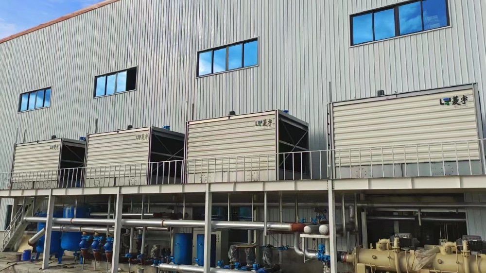 河南濮阳菱宇方形横流式钣金冷却塔四台200吨安装完成