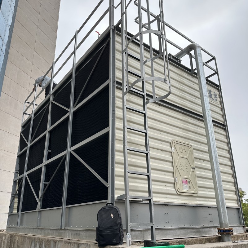 西安客户订制的郑州菱宇方形横流式钣金冷却塔安装到位