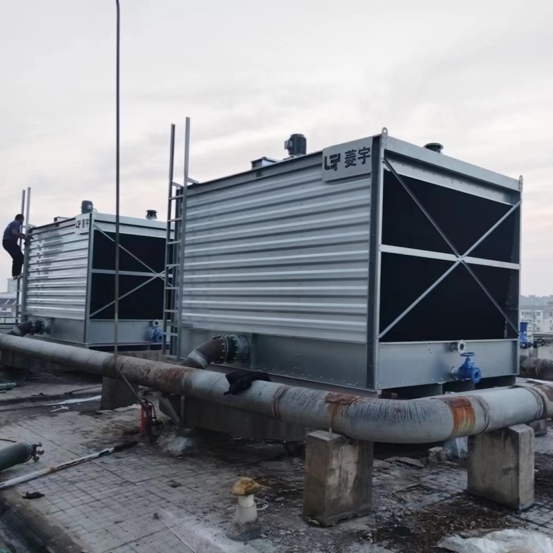 江苏菱宇两台单体方形横流式钣金冷却塔安装到位 江苏菱宇两台单体方形横流式钣金冷却塔安装到位