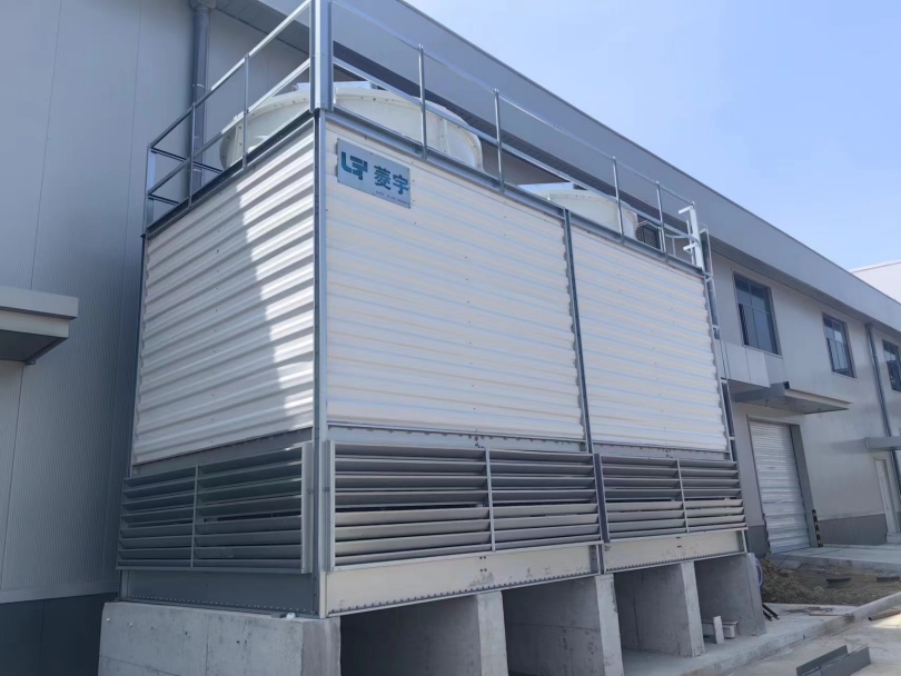 山东菱宇方形逆流式钣金冷却塔安装完成,等待试水 山东菱宇方形逆流式钣金冷却塔安装完成,等待试水