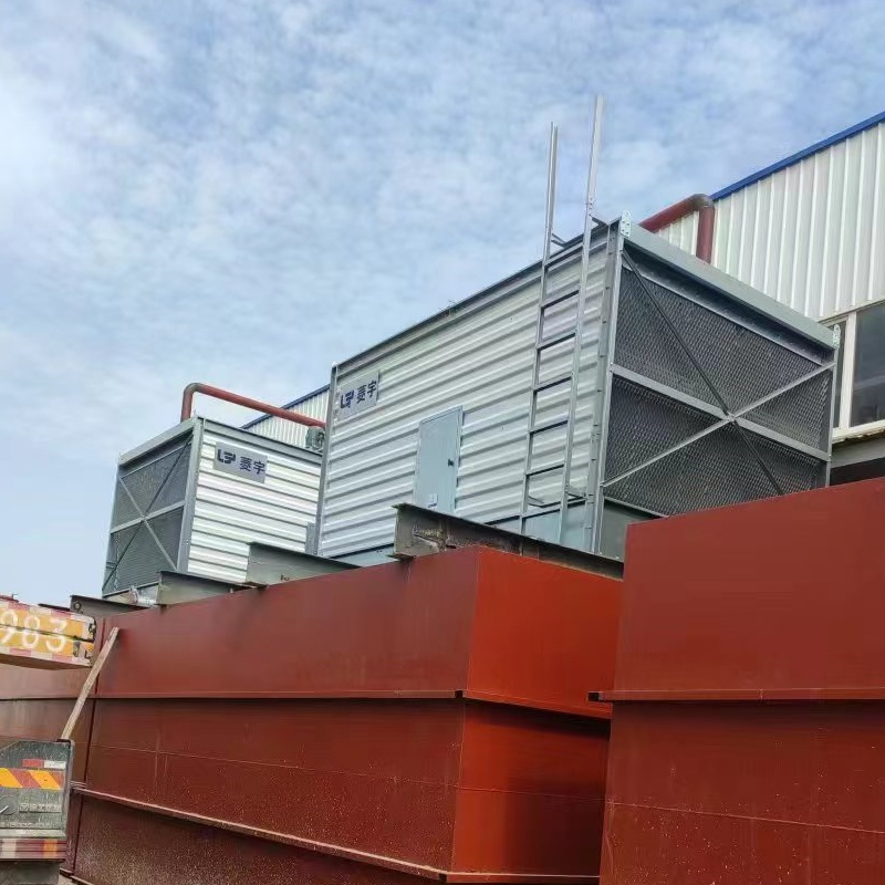 河南南阳菱宇方形横流式钣金冷却塔安装吊装到位 河南南阳菱宇方形横流式钣金冷却塔安装吊装到位