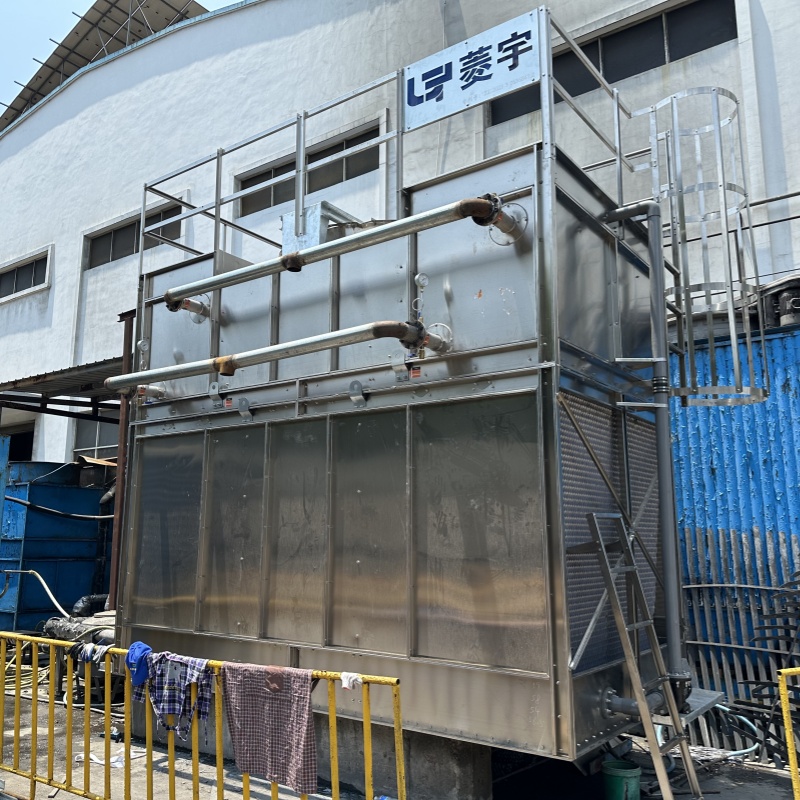 河南南阳菱宇方形复合流304不锈钢闭式冷却塔整体运输到场吊装到位