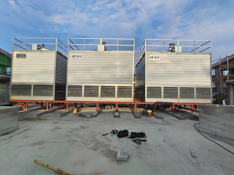 江苏菱宇空调高效机房用的方形逆流式钣金冷却塔安装完成,等待客户调试 江苏菱宇空调高效机房用的方形逆流式钣金冷却塔安装完成,等待客户调试