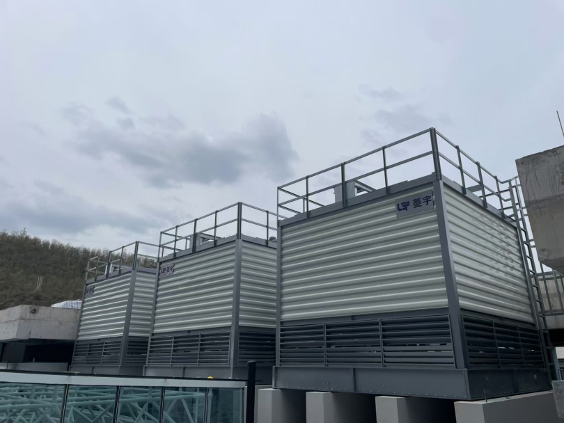 陕西延安第二人民医院三台菱宇方形逆流式钣金冷却塔安装完成