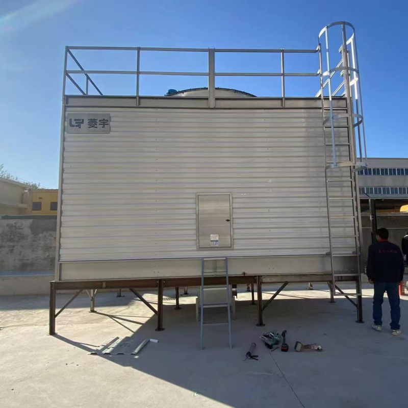 江苏泰州菱宇单体方形横流式钣金冷却塔在钢架基础上安装完成 江苏泰州菱宇单体方形横流式钣金冷却塔在钢架基础上安装完成