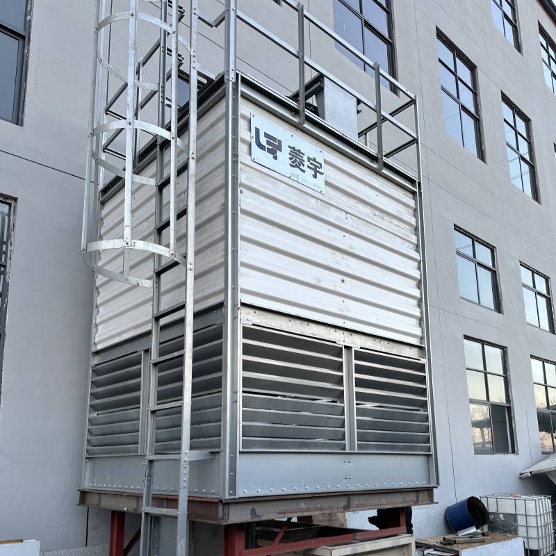 河南许昌菱宇方形逆流式钣金冷却塔和手糊玻璃钢水箱送达客户现场，安装完成