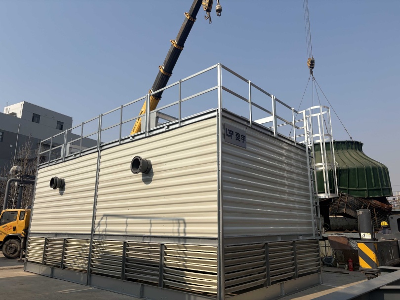 河南开封菱宇无底盆的方形逆流式钣金冷却塔安装完成，等待吊装