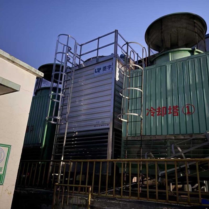 河南郑州菱宇小型号方形逆流式钣金冷却塔安装到客户现场并且形成与其它品牌冷却塔的对比