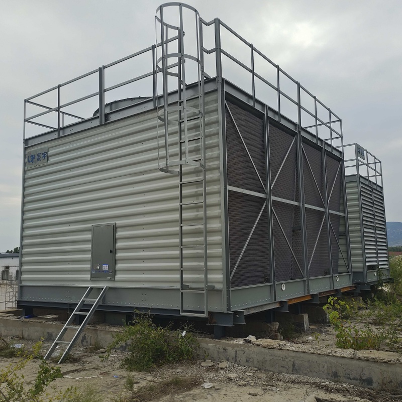 河北菱宇方形横流式高温型钣金冷却塔与标准型钣金冷却塔安装到位