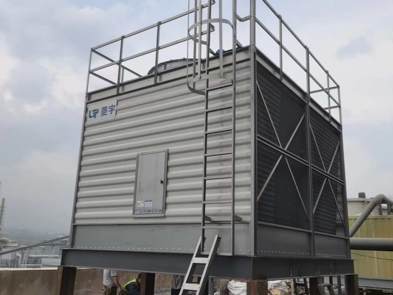 河南三门峡菱宇方形横流式钣金冷却塔在雨天中安装完成