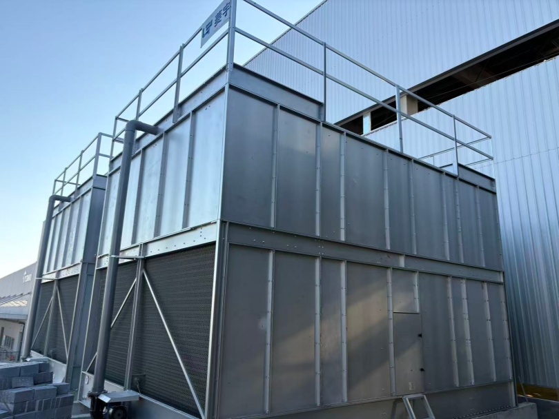 河南郑州两台菱宇方形复合流闭式冷却塔送达客户现场,组装到位