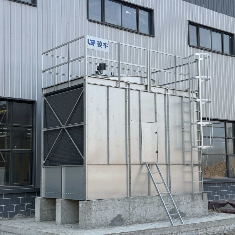 河南济源市菱宇加高底盆(自带水箱)的方形横流式钢板冷却塔安装就位